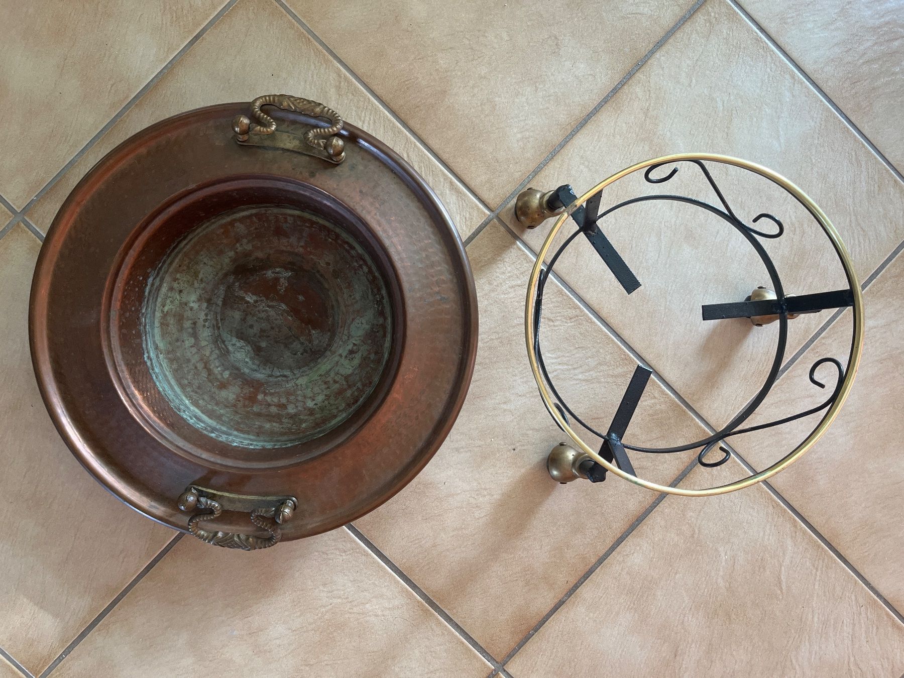 Radiatori: Chaufferette en cuivre avec support à roulette – Usato da Vernayaz venduto da Darkfrost 1