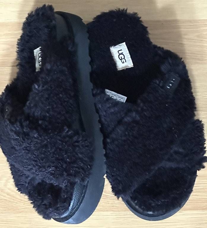 Damenschuhe: UGG FUZZ SUGAR CROSS SLIDE Gr. 39 – Gebraucht aus Stäfa von DearDarling 3