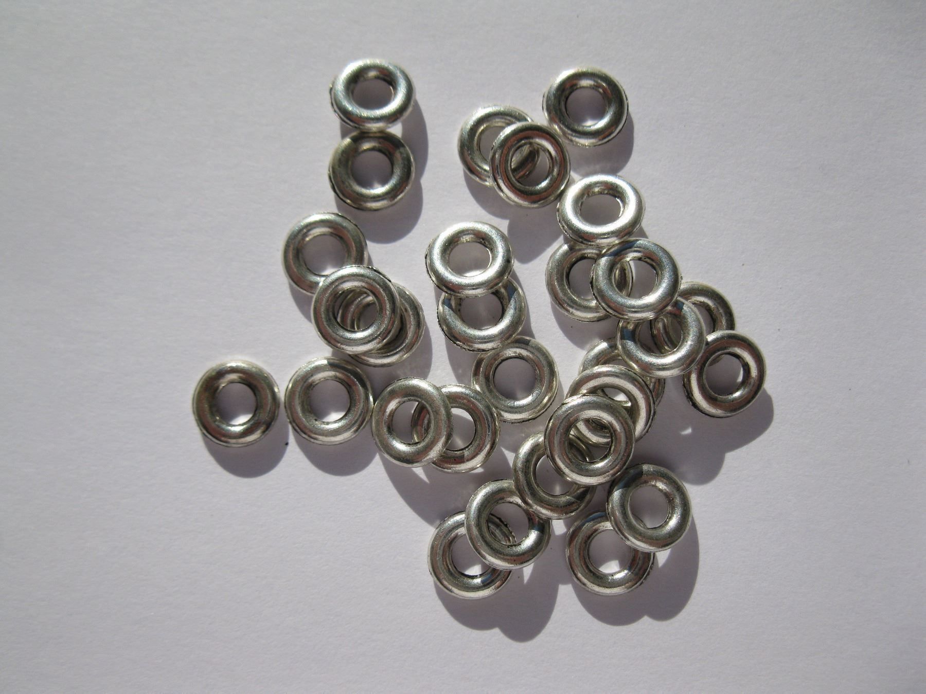 Perlen (unechte): 30 Zwischenteile Ring 8mm – Neu und originalverpackt aus St. Margarethen TG von LuanaKa