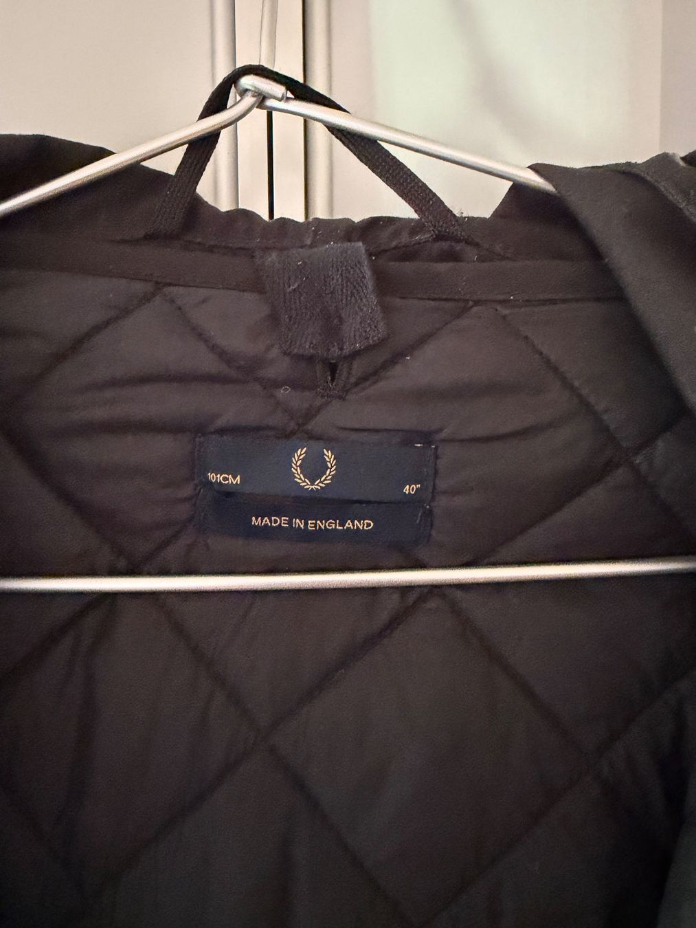 Cappotti: Black Fred Perry Cotton Blend Fishtail Parka + Veste Gr.L – Usato da Zürich venduto da VR2528 7