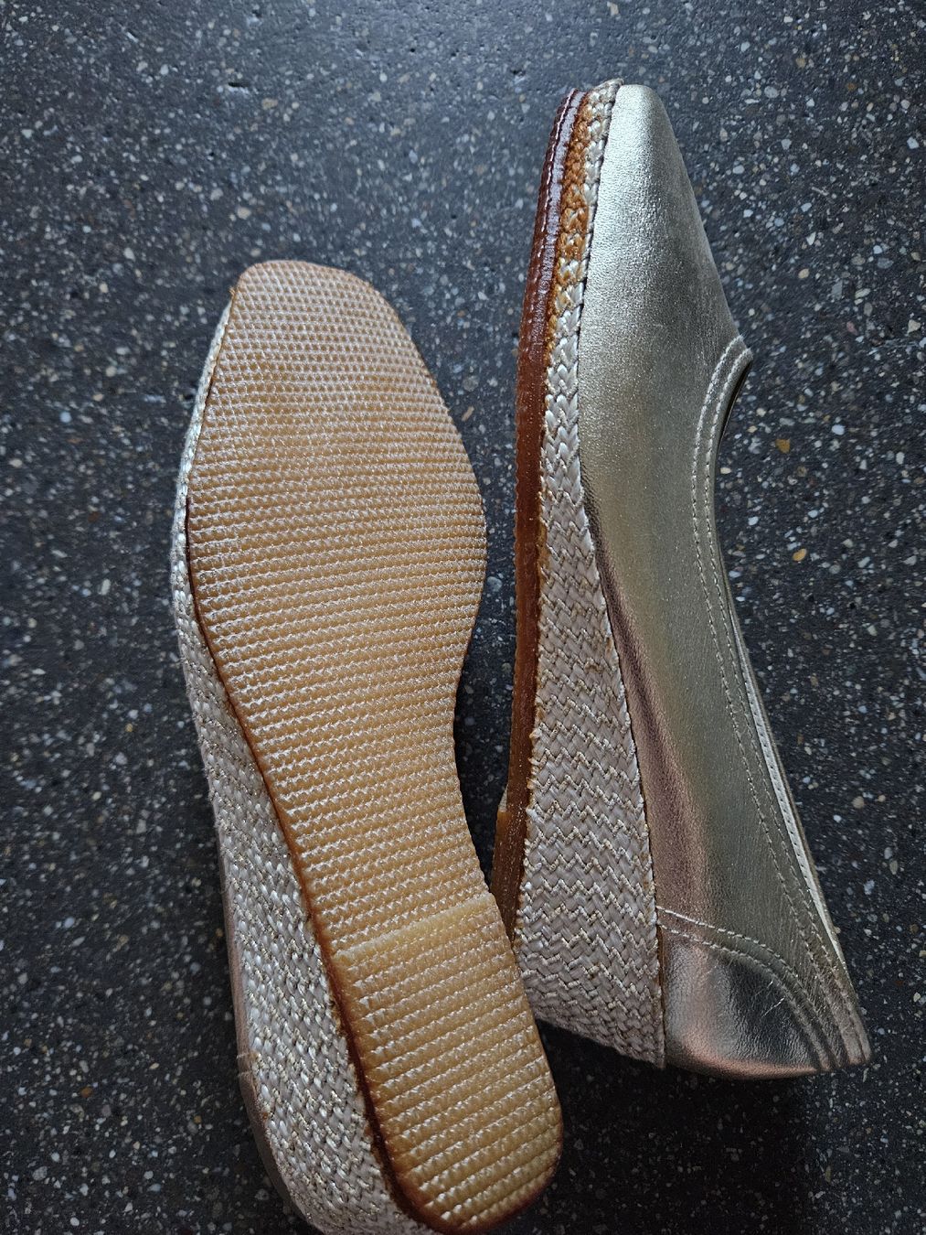 Scarpe da donna: Damenschuhe Gold Grösse 38 Keilabsatz  – Nuovo (secondo la descrizione) da Anwil venduto da tamoos 3