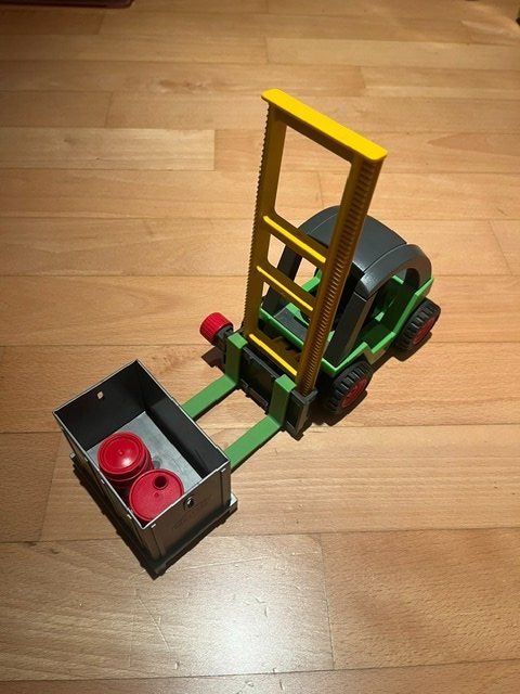 Playmobil Spielzeuge: Playmobil Gabelstapler mit Palette / Fässer – Gebraucht aus Stans von Schneemann09 1