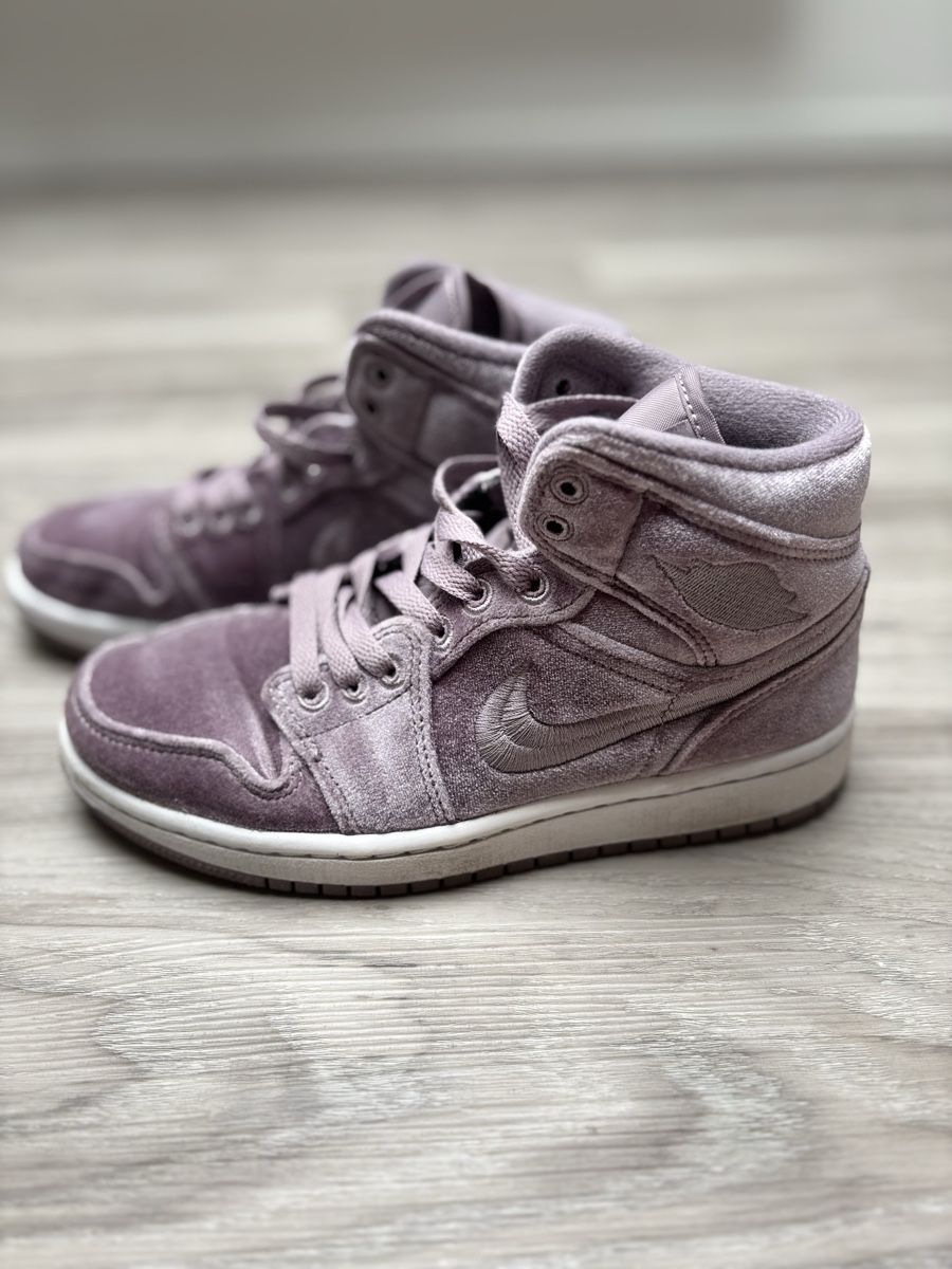 Jordan Damenschuhe: Jordan 1 Mid Samt Sneaker Lila - Gr 37,5 – Gebraucht aus Gossau SG von Swisslady25 1