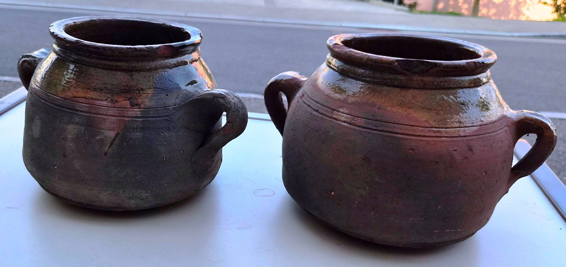 Pentole: Rustikales Steingut Set: 2 Alte glasierte Tontöpfe – Usato da Zürich venduto da Primanoctis 5