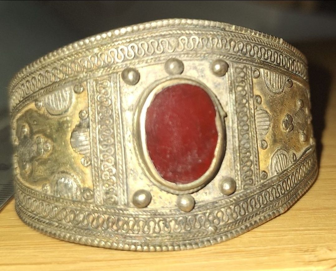 Armbänder & -reifen: Bracelet ancien avec pierre rouge  – Gebraucht aus Tannay von v1n1p00h