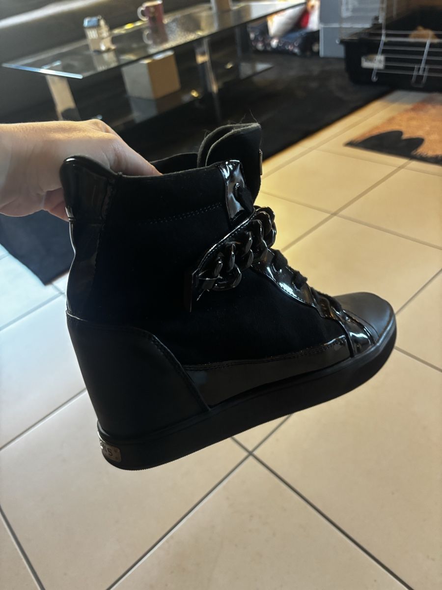 Guess Chaussures femmes: Bottines compensées Guess – D'occasion à Saxon par Mel_b224 1