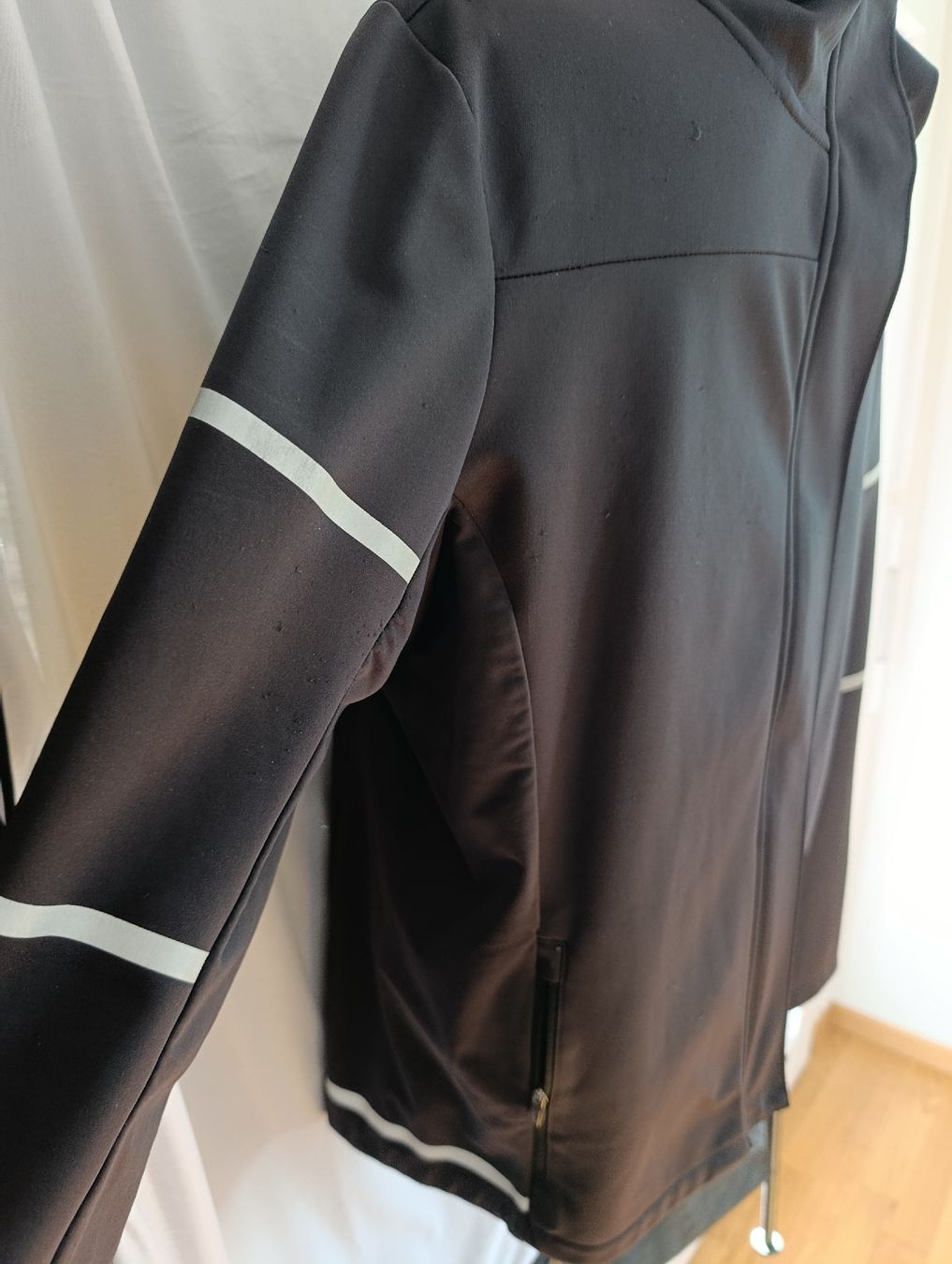 Giacche: Schwarze Softshell Jacke mit Kapuze, Grösse L – Usato da Trimbach venduto da lysy507777 1