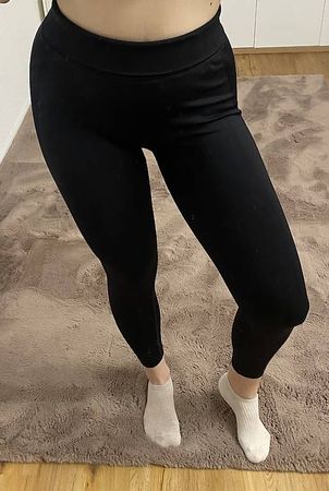 Zwei Paar Leggins in schwarz und blau