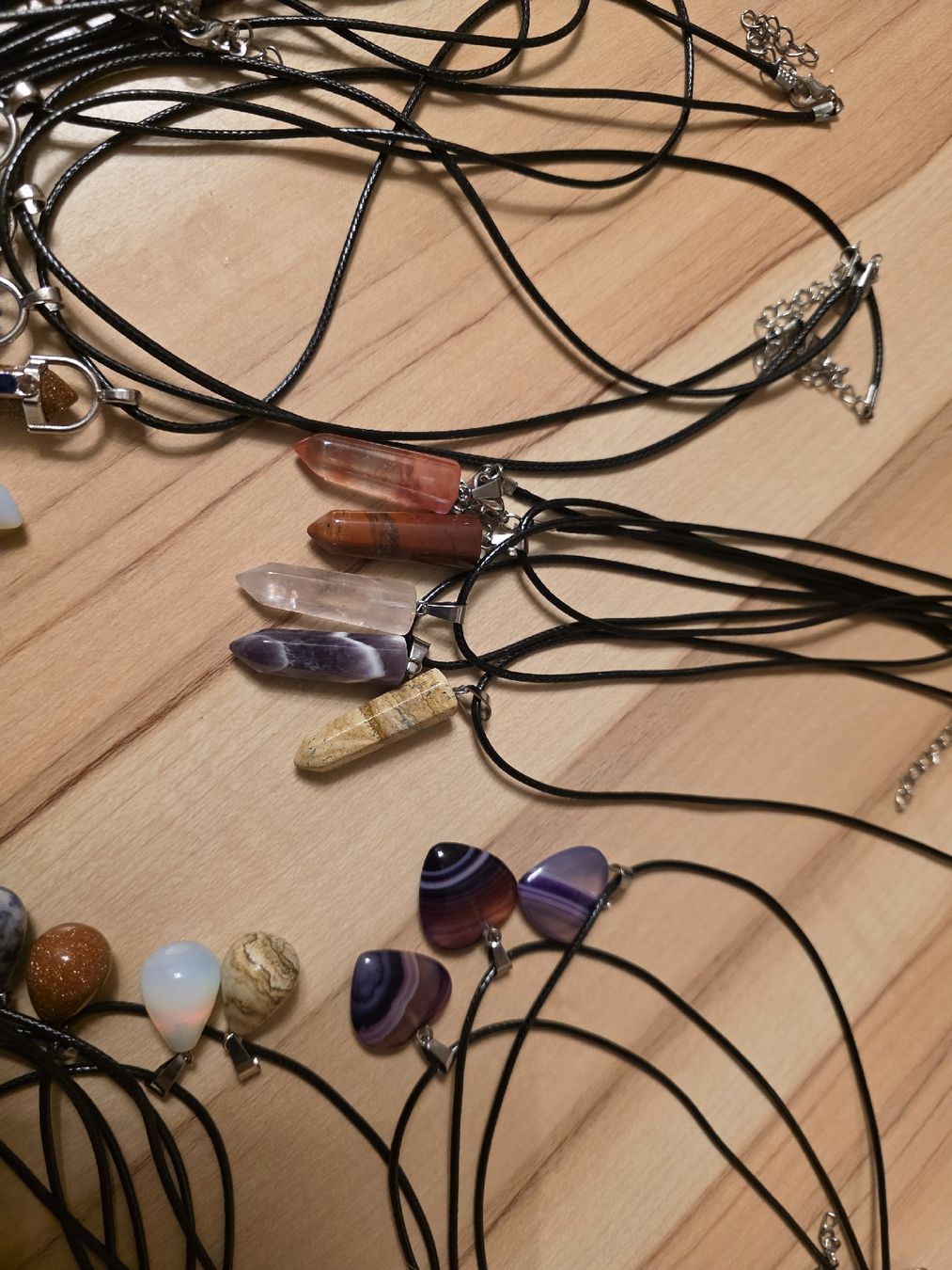 Autres bijoux: Über 50 Stk.Halsketten Stein oder Imitat – Neuf (Voir description) à Schlattingen par Buio79 3
