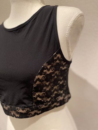 Schönes Sport Crop Top mit Spitze, ideal für den Sommer!
