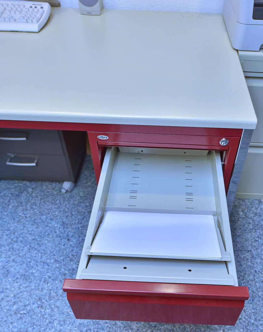 Lista Scrivanie: Lista Büro Schreib Ecktisch; rot, grau-weiss – Usato da Bonstetten venduto da wudeli79 4