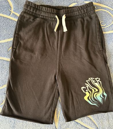H&M Bermuda Shorts mit coolem Print – Grösse 158 in schwarz