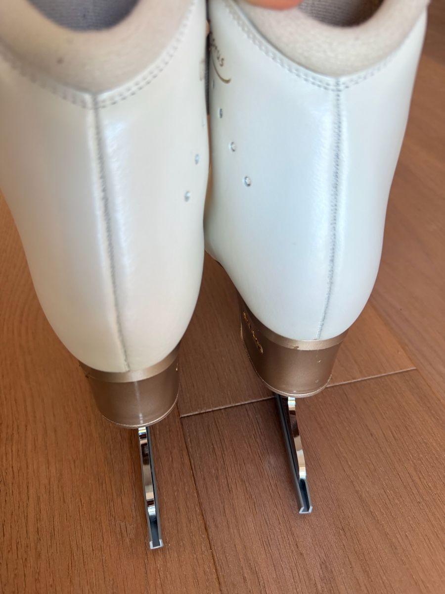 Edea Pattini da ghiaccio: Edea Chorus 245C Eiskunstlaufschuhe + Coronation Ace Kufen – Usato da Wettingen venduto da LorenaD 2