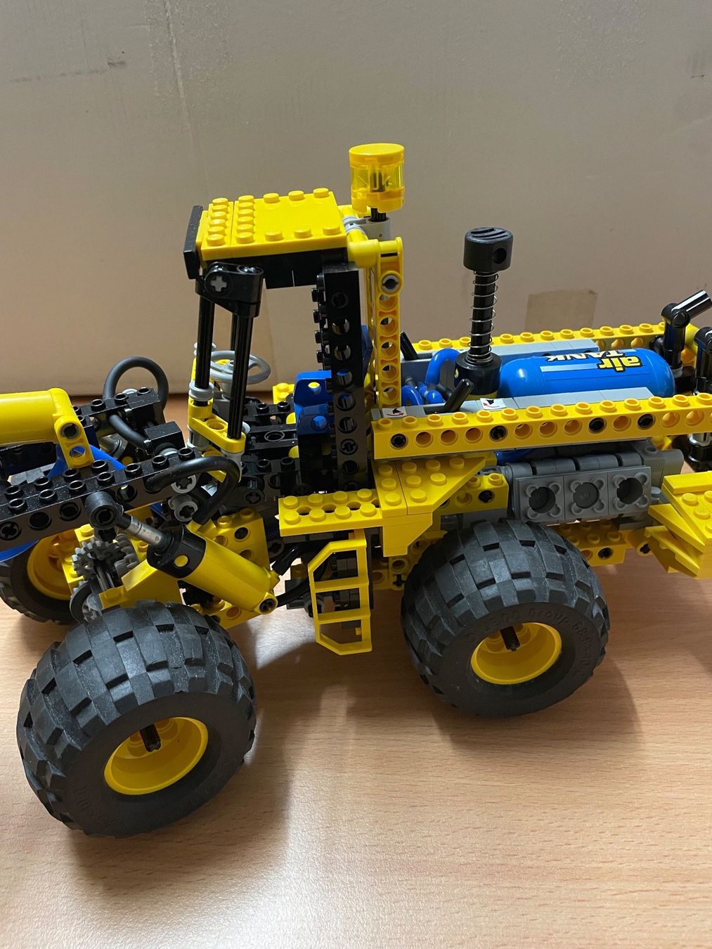 Lego Kit di costruzioni: Lego Technik 8439 Front End Loader (2004) – Usato da Verscio venduto da Foroglio 1
