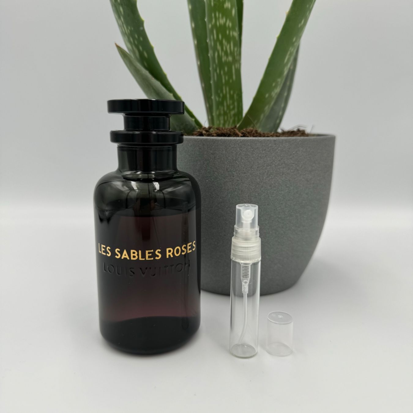 Louis Vuitton Profumi & Eau de Toilette: Louis Vuitton Les Sables Roses Abfüllung / Probe 5ml – Nuovo (secondo la descrizione) da Zürich venduto da edelproben