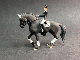 Schleich 42457 Friese Hengst, Pferd Reitturnier