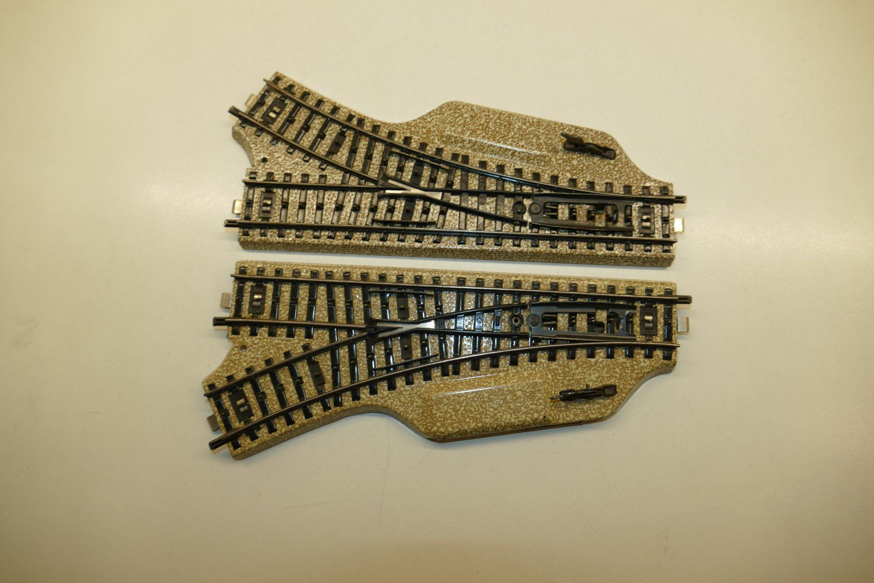 Märklin Modelleisenbahnen: Märklin H0: M-Gleis Handweichenpaar 1 – Gebraucht aus Niederhasli von rail-duerst