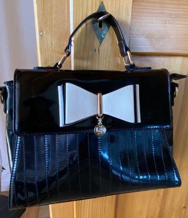 Handtasche schwarz/beige, Lack, LYDC London