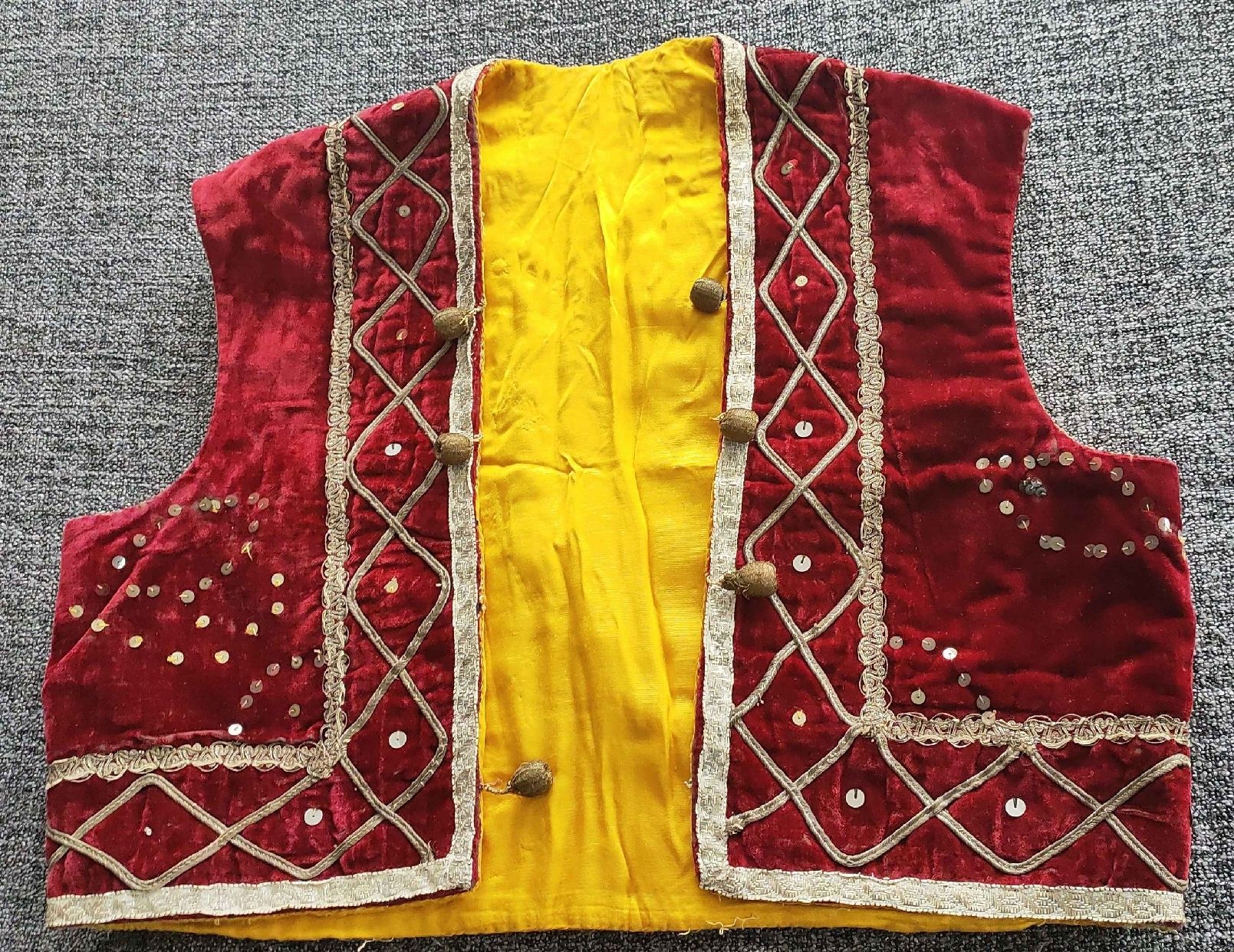 Costumi: Vintage Samtweste, Grösse M, rot/gold - – Usato da Gipf-Oberfrick venduto da minini