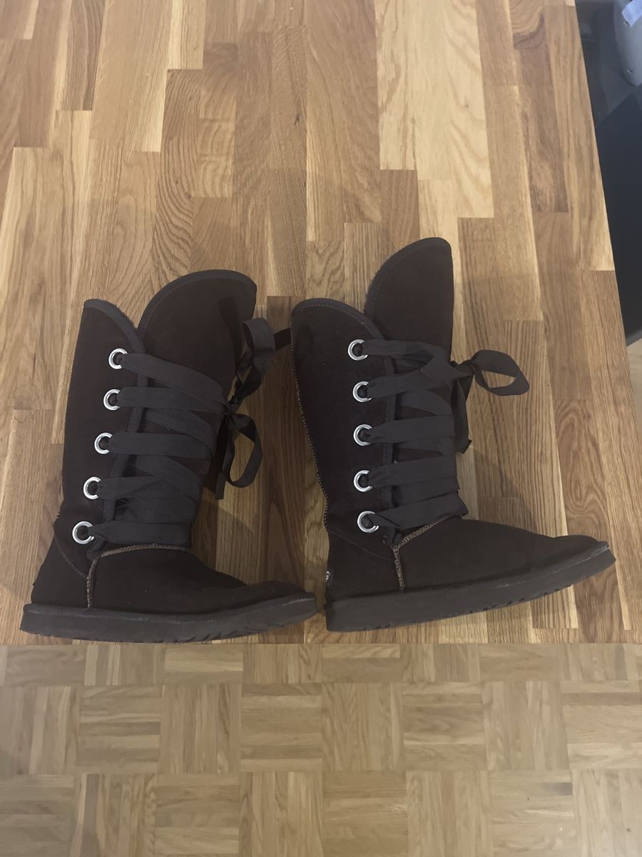 Ugg Scarpe da donna: JOLIE BOTTES UGG – Usato da Brügg BE venduto da traindenuit 1