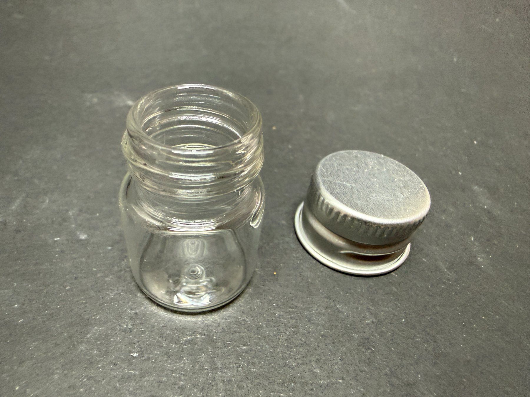 Contenitori & Simili: 40 Minigläschen 5 ml mit Schraubdeckel – Nuovo e nell'imballaggio originale da Lützelflüh-Goldb venduto da Elementis