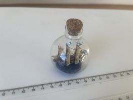 Miniaturschiff in der Flasche