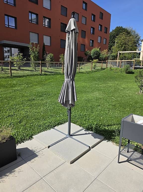 Ombrelloni: Gebrauchter Ampelschirm anthrazit inkl. Betonplatten – Usato da St. Gallen venduto da SabineBine