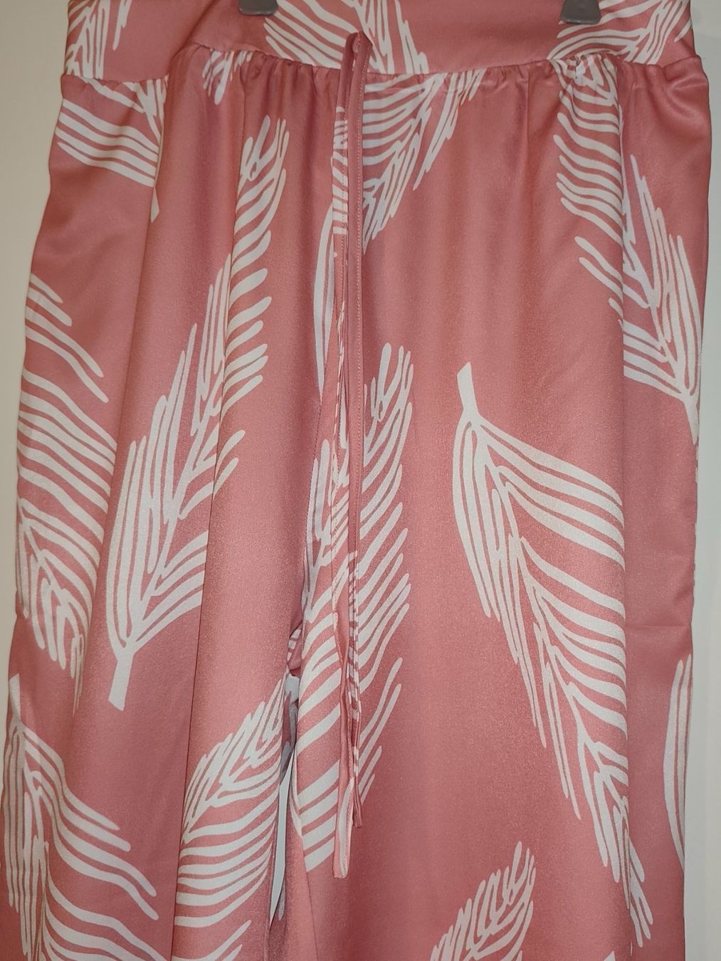 Pantalons: Hose Grösse M rosa mit Blattmuster neu – Neuf (Voir description) à Eschenbach LU par Orchi 1