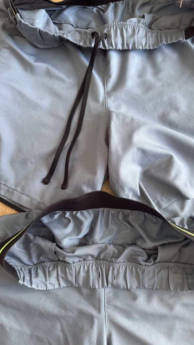 Asics Pantaloni: 2 ASICS Sportshorts +1 geschenkt – Usato da Hünenberg See venduto da Schulers 4