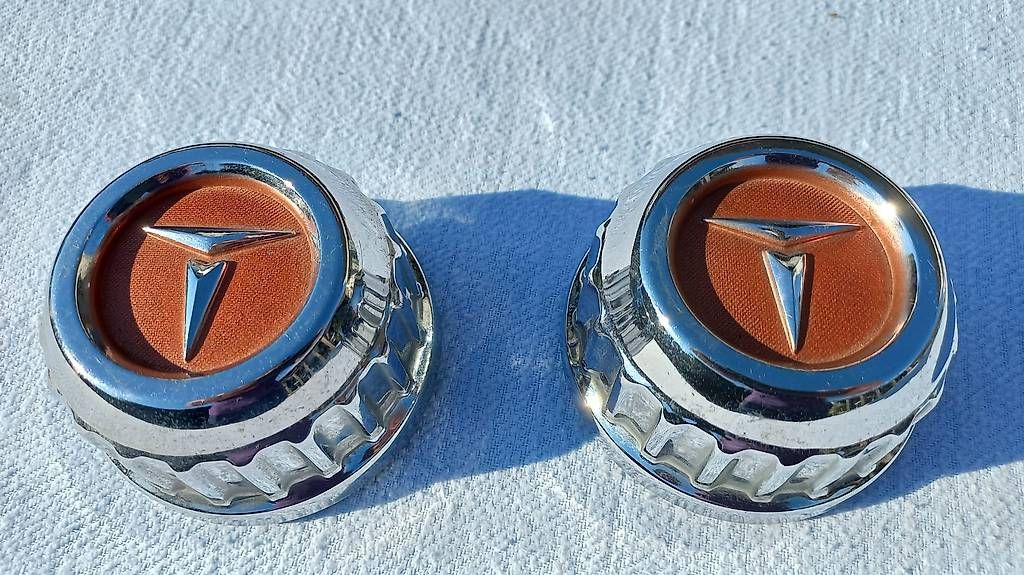 Tutti pezzi di ricambio auto: Toyota Oldtimer - Youngtimer / 2 Stück Nabendeckel hellbraun – Usato da Frauenkappelen venduto da Chruetzhubel 1