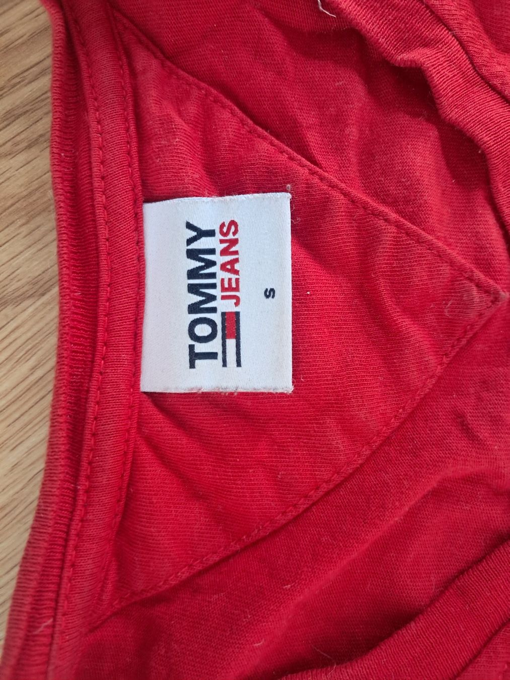 Tommy Hilfiger T-shirts: Tommy Jeans T-Shirt Rot  – D'occasion à Biel/Bienne par sof_yx5y 1