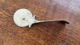 Teigrad Pizzaschneider Messing versilbert