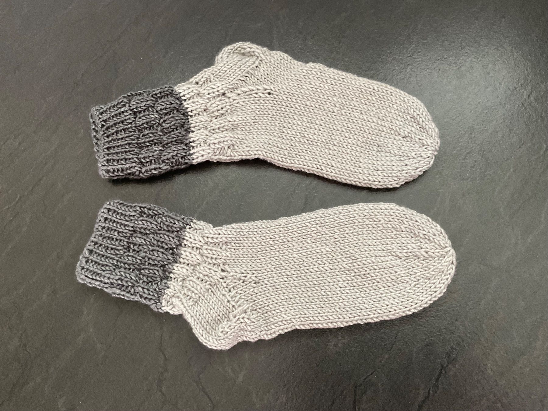 Calze: Handgestrickte Socken Gr.32/33 Fusslänge 19 cm – Nuovo (secondo la descrizione) da Wetzikon ZH venduto da FeeF
