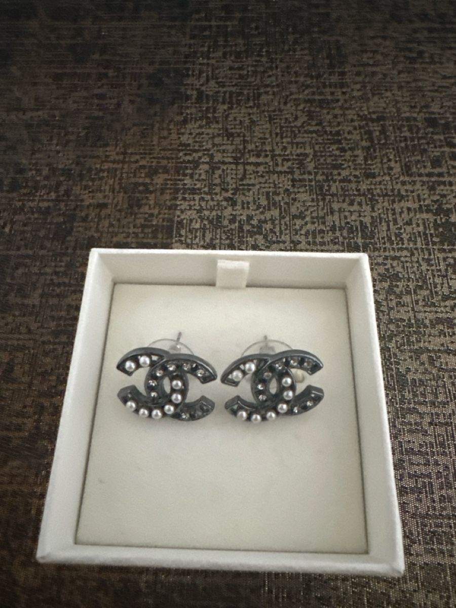 Chanel Orecchini pendenti & Orecchini a lobo: Vintage Chanel CC Logo Earrings - Chic & Timeless Accessory! – Usato da Zürich venduto da Curated.Chapters