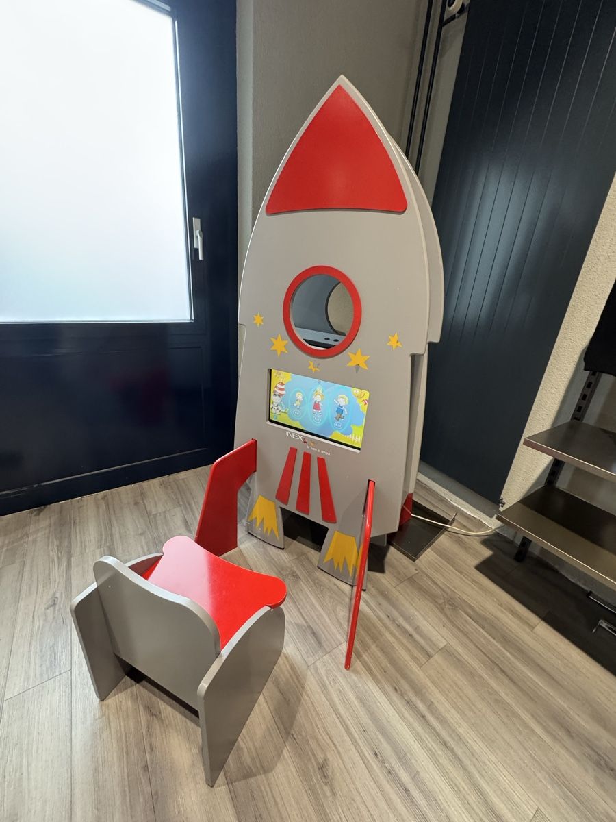 Spielzeuge: Rakete mit Stuhl Kinderecke – Gebraucht aus Wald ZH von SHOP-Liquidation 1