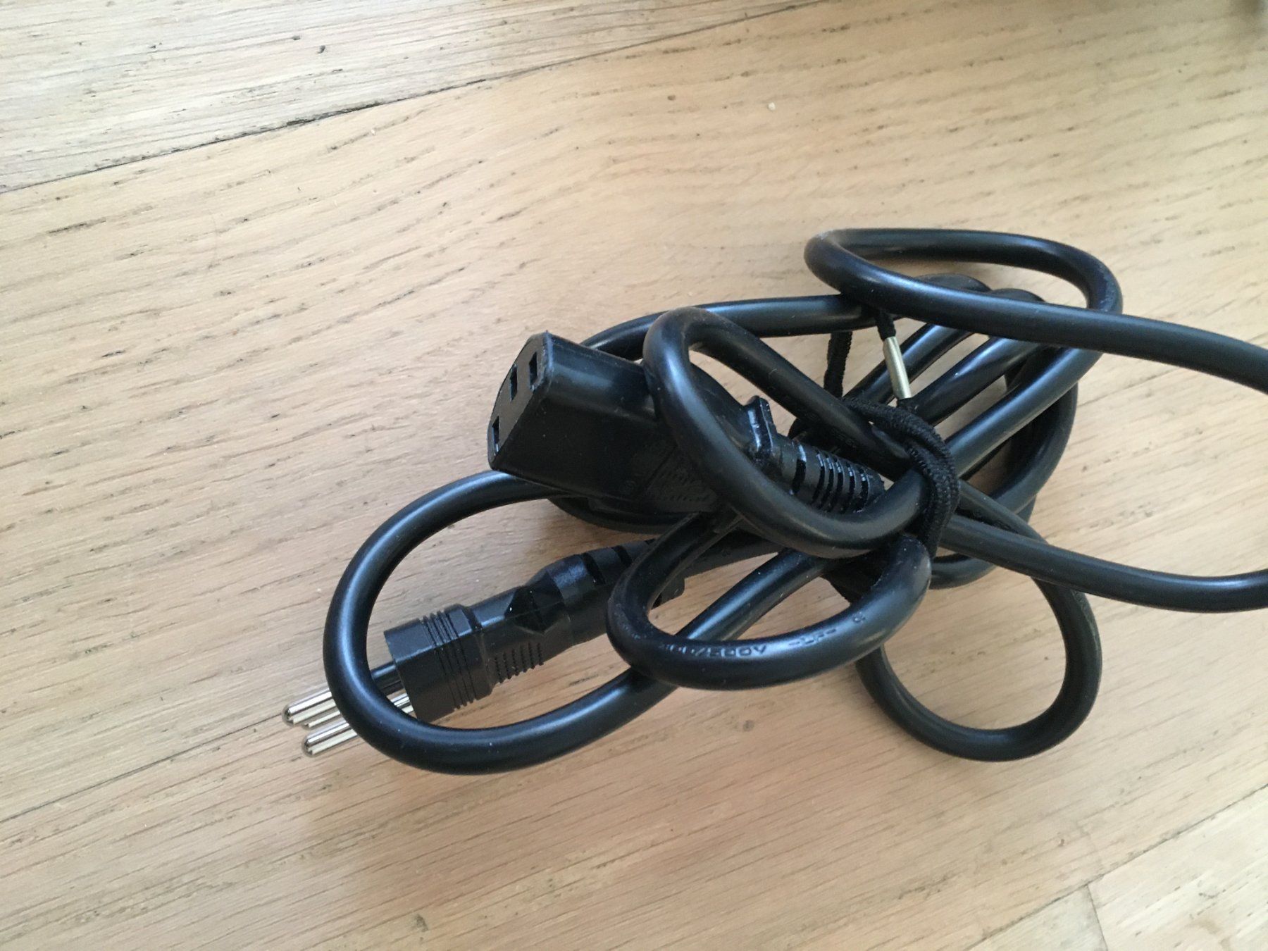 Kabel: Stromkabel Schweiz T12 1.8 Meter Power Cable – Gebraucht aus Dübendorf von rappoport