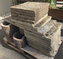 Betonplatten Gehwegplatten mit Betonkübeln