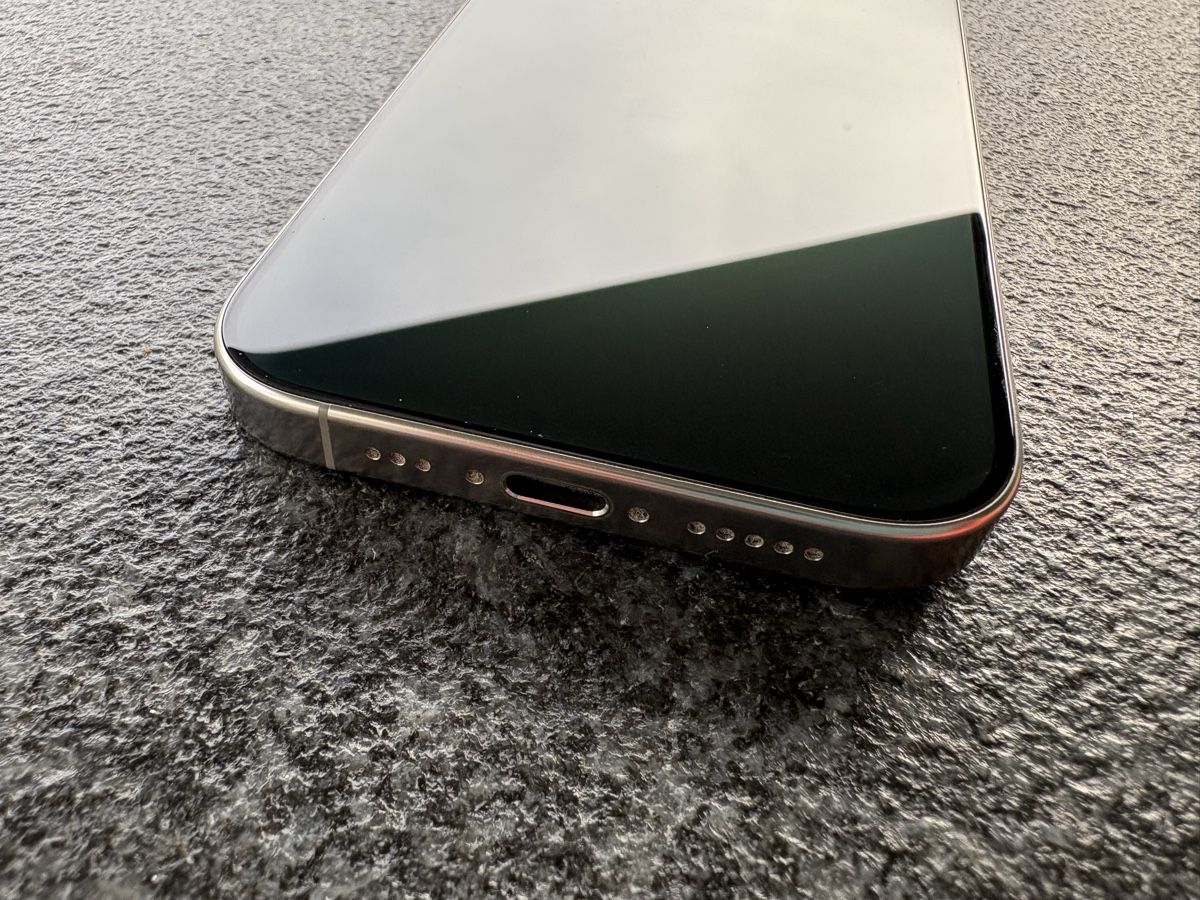 Apple Telefoni cellulari / Smartphones: Smartphone Apple iPhone 16 Pro schwarz – Usato da Heerbrugg venduto da bischi13 3