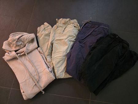 Set di 3 pantaloni baggy e 1 felpa taglia S