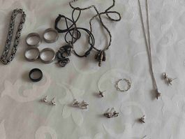 Lot de bijoux fantaisie hommes et femmes diverse
