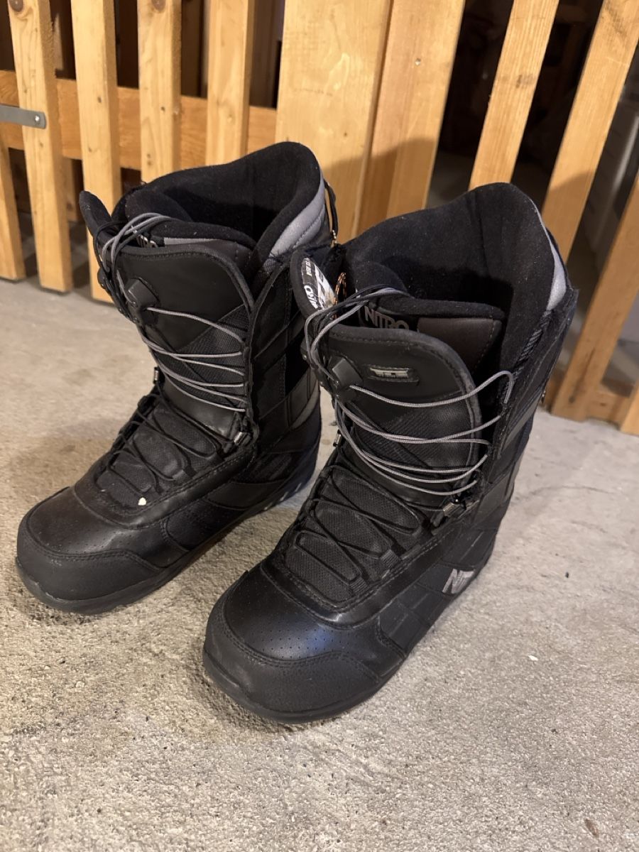 Snowboard Nitro Scarpe da uomo: Snowboard Schuhe Gr. 43,1/3. Boots von Nitro – Usato da Schliern b. Köniz venduto da amo_lln9
