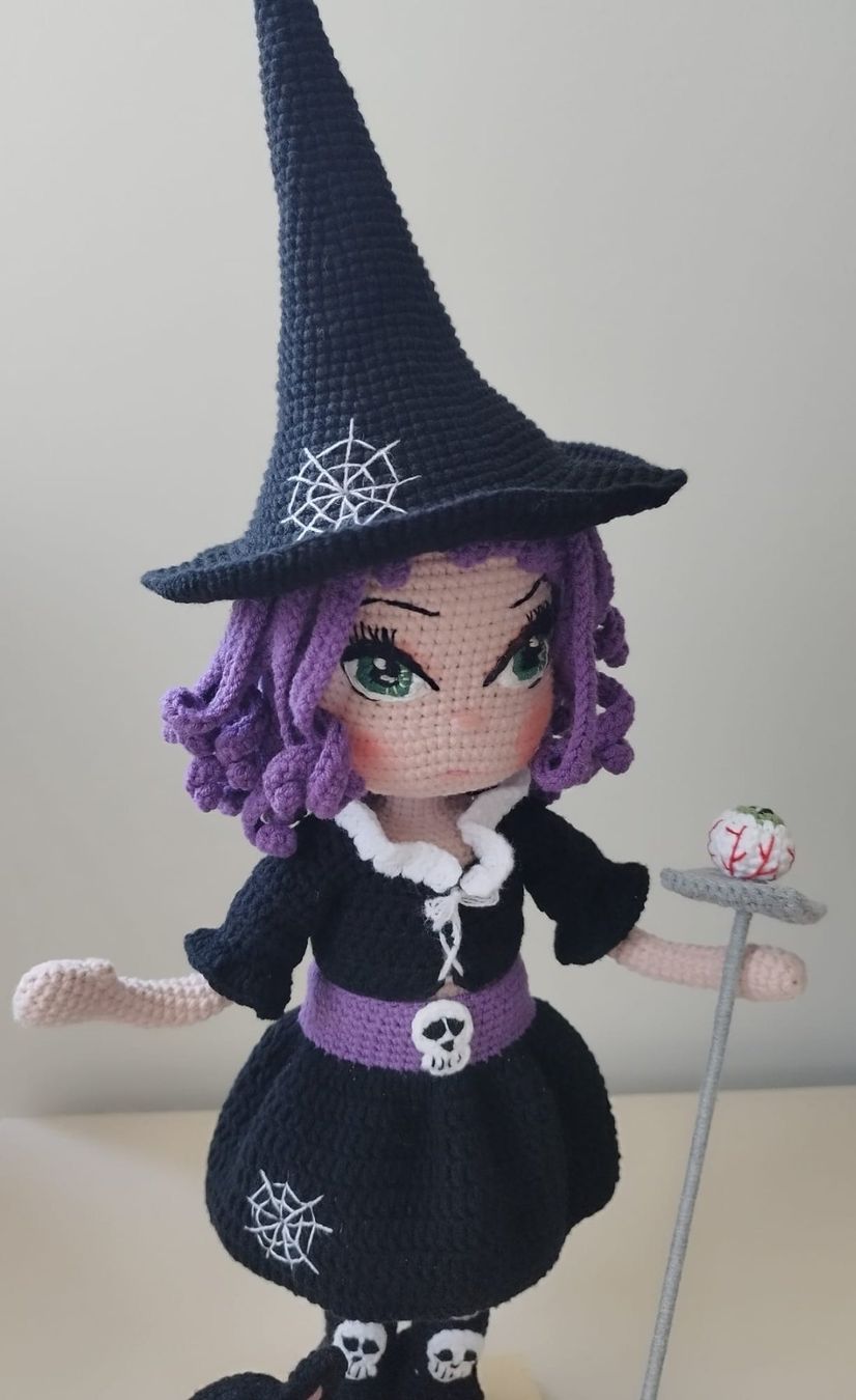 Bambole: Poupée Sorcière en crochet, Chat noir&chaudron! – Nuovo e nell'imballaggio originale da Arnex-sur-Orbe venduto da can_97vn 1