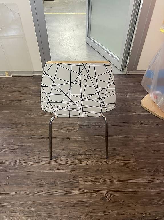 Sedie: 4 Stühle mit modernem Muster  je CHF 3 – Usato da Illnau venduto da silvio016 1