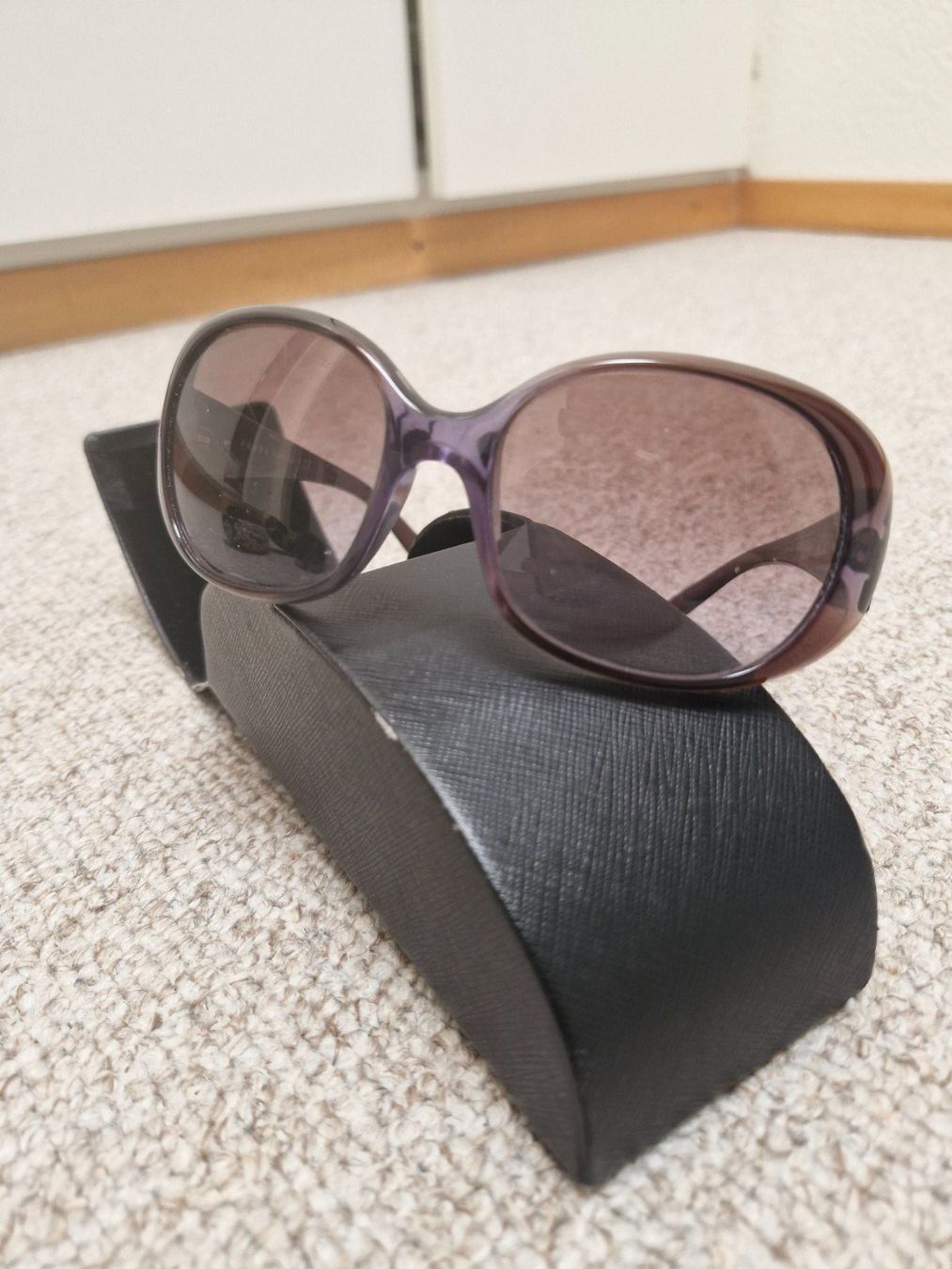 Prada Occhiali & Lenti: Braune Prada-Sonnenbrille mit Originaletui – Usato da Uster venduto da ann_cx25 4