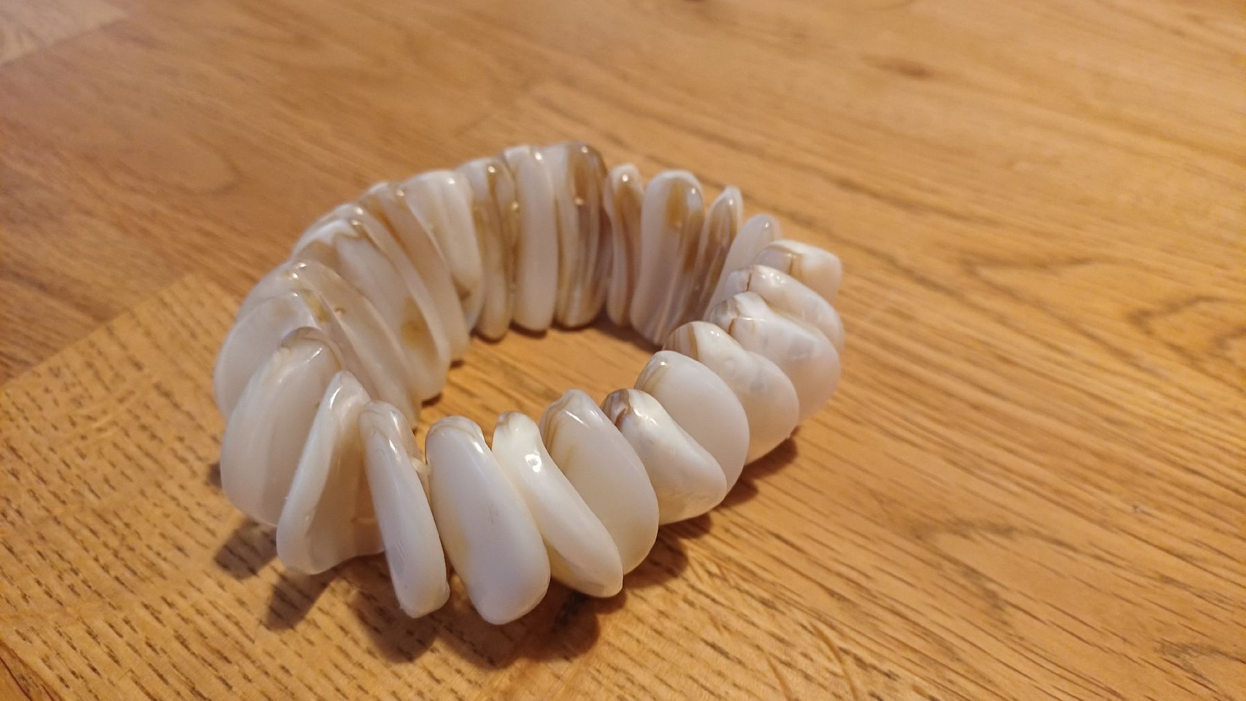 Catenine: Schöne weisse Pelmut Kette  – Usato da Flawil venduto da Pinkmalibu