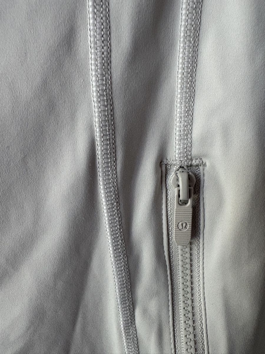 Lululemon Lotti di vestiti: Lululemon jacket and leggings off-white – Usato da Nyon venduto da My_wardrobe 3