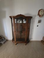 Glasvitrine im klassischen Stil, aus Massivholz