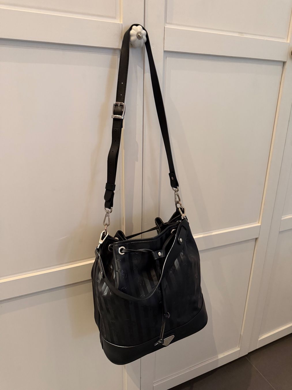 Maison Mollerus Taschen für Damen: Maison Mollerus Beuteltasche "Niesen" schwarz – Gebraucht aus Horgen von Dorastar 1