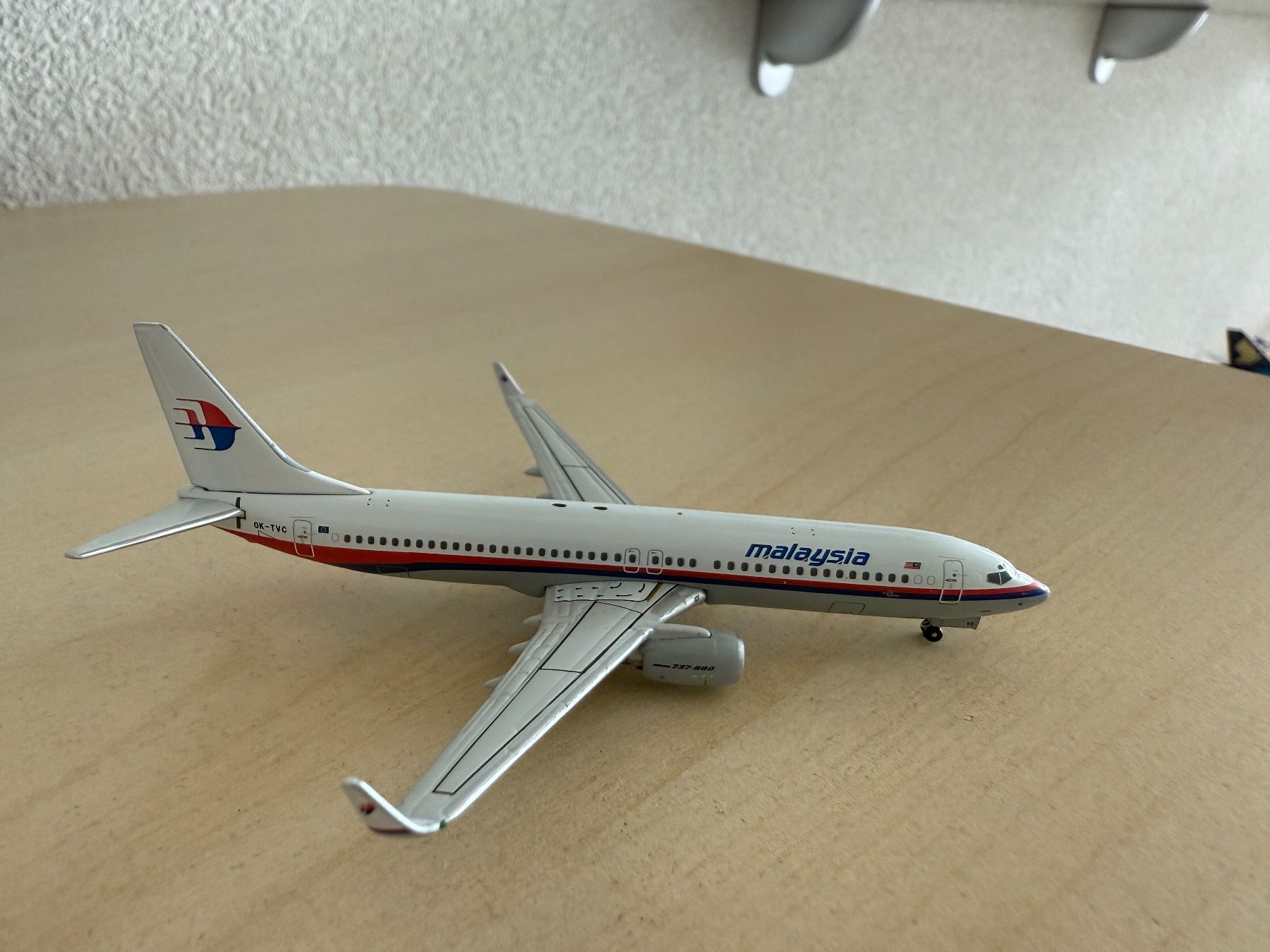 Boeing Kit di modellismo & Modellini statici: Boeing B 737-800 Malaysia 1:400 – Usato da Dietlikon venduto da Megatop0
