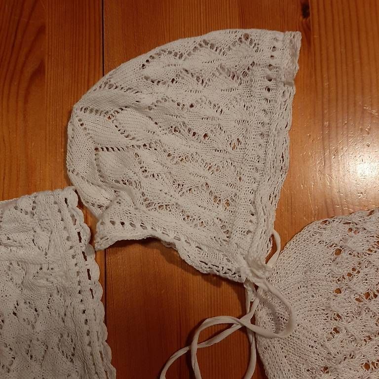 Bambole: 4 Kinderkäppchen - 3 kunstgestrickt eines mit Spitzen – Usato da Schafisheim venduto da annina55